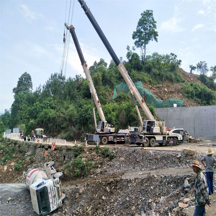 沅陵汽车掉沟里叫吊车救援要多少钱